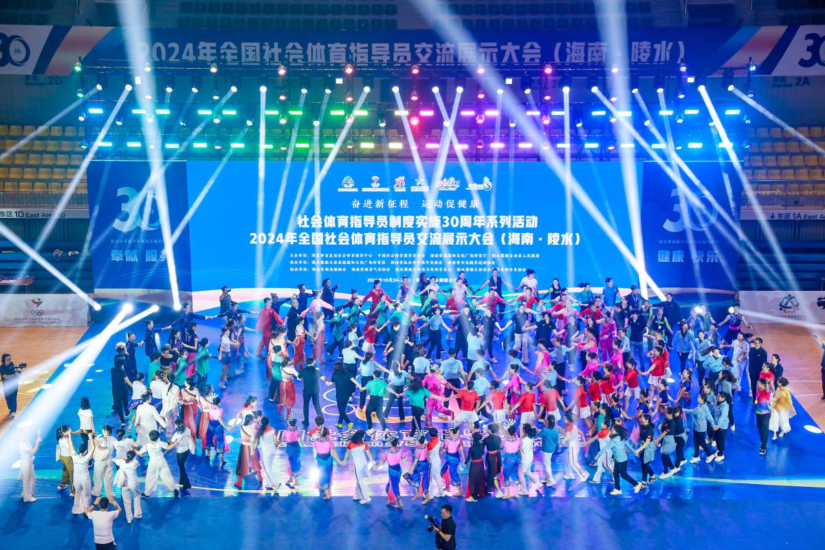 反对家暴，克雷莫内塞球衣背后印的是与球员关系密切女性名字